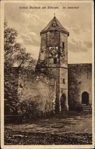 Ak Waldeck am Edersee Hessen, Schloss, Im Innenhof