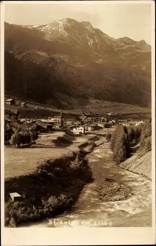 Foto Ak St. Anton am Arlberg in Tirol, Vogelschau auf den Ort, Straße, Alpen