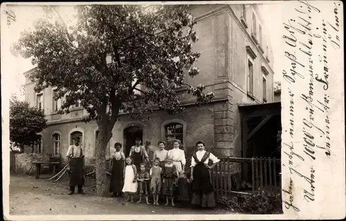 Foto Ak Suhl in Thüringen?, Villa, Anwohner, Gruppenbild, Baum