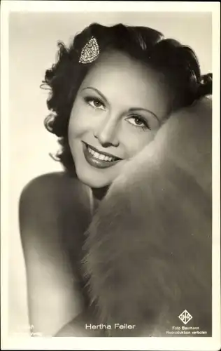 Ak Schauspielerin Hertha Feiler, UFA Film, Pelz, schulterfreies Kleid