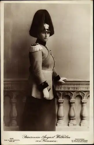 Ak Prinzessin August Wilhelm von Preußen in Uniform, Chef d. Kurmärk. Dragoner Regt. Nr. 14 Kolmar