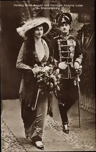 Ak Herzog Ernst August und Herzogin Victoria Luise zu Braunschweig, Husarenuniform