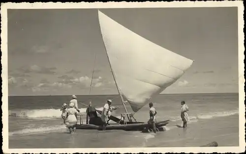 Foto Ak Brasilien, Partie am Strand, Segelboot