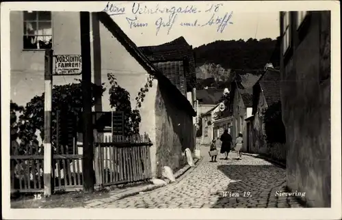 Ak Wien XIX. Döbling, Sievering, Passanten, Verkehrszeichen, Vorsicht Fahren