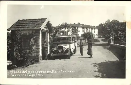 Foto Ak Dancharinea Navarra Spanien, Visado del pasaporte, Grenzübergang, Bus