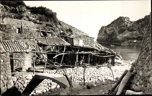 Foto Ak Cala Deya Balearen Mallorca, Steinhütte, Wasser