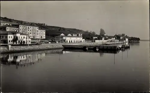 Ak San Vicente de la Barquera Santander Kantabrien Spanien, Anleger, Gebäude