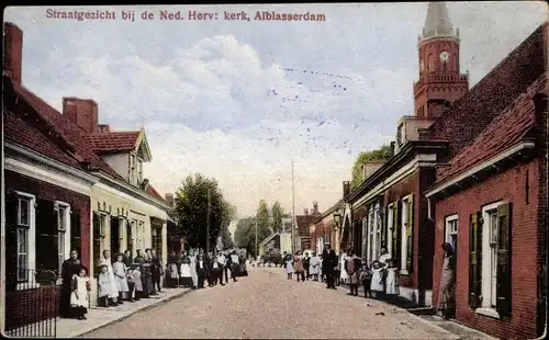 Ak Alblasserdam Südholland, Straatgezicht bij de Ned. Herv. Kerk