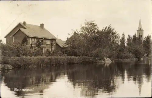 Ak Bleskensgraaf Molenlanden Südholland, Wasserpartie, Kirchturm, Wohnhaus