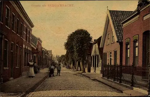 Ak Bergambacht Südholland, Straßenpartie, Passanten