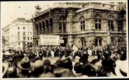 Foto Ak Wien, Sängerbundfest 1928, Festzug, Banner Saargebiet zurück zum Vaterland