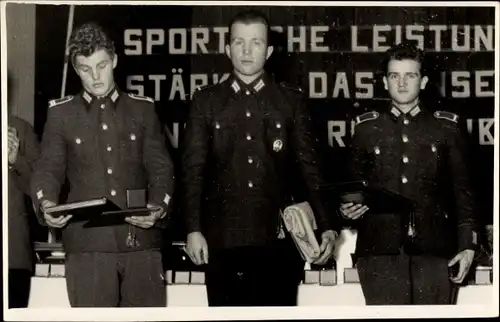 Foto Klingenthal Vogtland, Dt. Nord. Meisterschaft, Siegerehrung, Uniformen