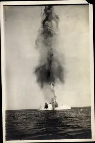 Foto Ak Gesprengte Mine detoniert, Explosion einer Seemine
