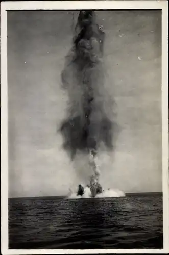 Foto Ak Sprengung einer Seemine im großen Belt, 1914
