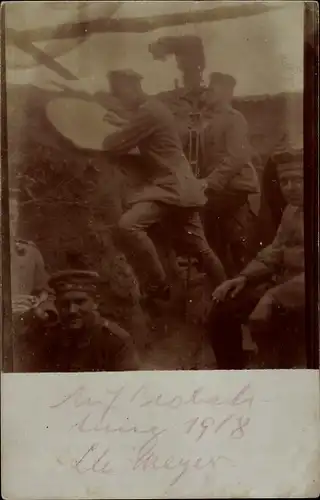Foto Ak Deutsche Soldaten in Uniform auf Beobachtungsposten 1918, Scherenfernrohr, Meyer