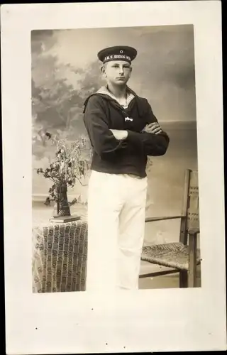 Foto Ak Deutscher Seemann in Uniform, Standportrait, SMS König Wilhelm