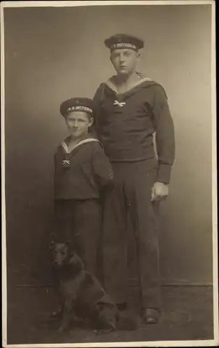 Foto Ak Deutscher Seemann in Uniform, SMS Deutschland, Junge in Uniform, Hund