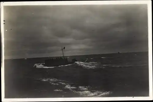 Foto Kriegsschiff, Minenboot bei schwerer Dünung