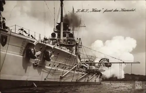 Ak Deutsches Kriegsschiff, SMS Kaiser, Schlachtkreuzer, feuert Kaisersalut, Kaiserliche Marine