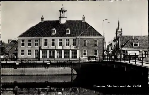 Ak Ommen Overijssel Niederlande, Stadhuis met de Vecht