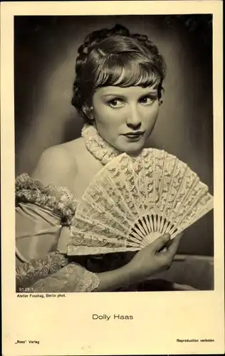 Ak Schauspielerin Dolly Haas, Portrait mit Fächer
