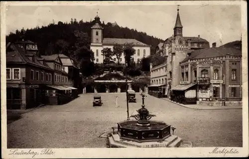 Ak Leutenberg Thüringen, Marktplatz, Ratskeller, Stadtsparkasse, Brunnen, Kirche, Autos