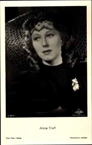 Ak Schauspielerin Alice Treff, Portrait mit Hut, Brosche