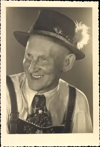 Foto Ak Schauspieler Walter Picherow ? Portrait in bayerischer Tracht, Autogramm