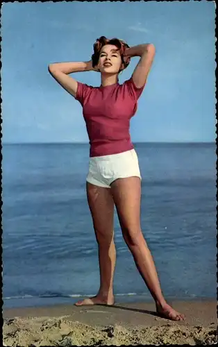 Ak Junge Frau in Hotpants am Strand, Standportrait