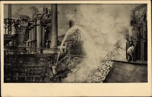 Ak Rheinisch-Westfälische Hüttenwerke, Ausrücken und Löschen eines Kokskuchens