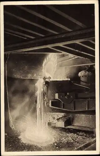 Ak Aus Rheinisch Westfälischen Hüttenwerken, Thomaswerk, Ausgießen des Stahls in die Gießpfanne