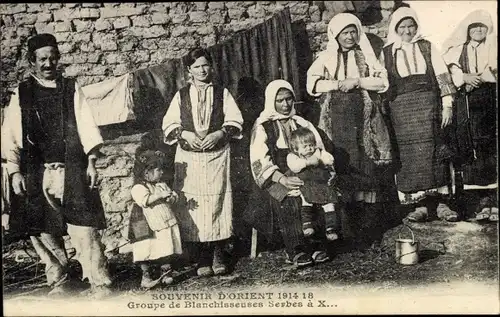 Ak Groupe de Blanchisseuses Serbes en costumes