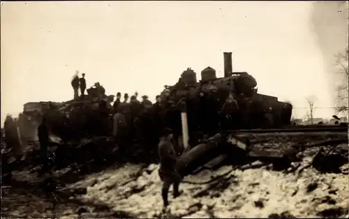 Foto Ak Britische Eisenbahn nach einem Unfall, Dampflok