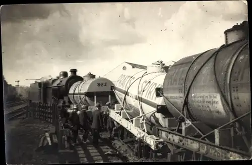 Foto Ak Britische Eisenbahnen, Unfall, Güterzug, Dampflok