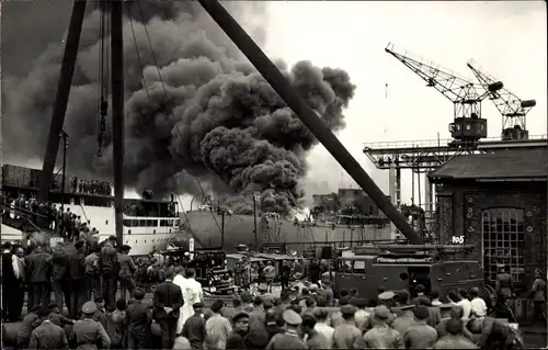 Foto Ak Brand von einem Frachter im Hafen