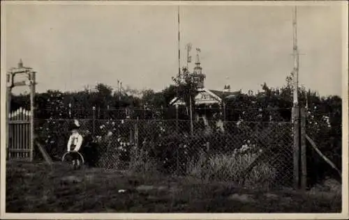 Foto Ak Babelsberg Potsdam in Brandenburg, Gartenpartie, Junge in bayrischer Tracht