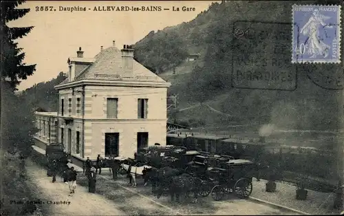 Ak Allevard les Bains Isère, La Gare, Bahnhof, Dampflok, Kutschen