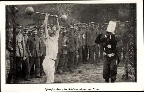 Ak Sportfest deutscher Soldaten hinter der Front, Gewichtheber, I WK