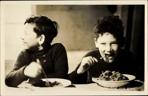 Ak Niederlande, Dit doet ons goed, essende Jungen, Kinderfürsorge