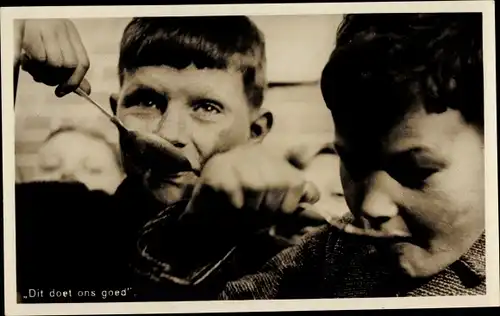 Ak Niederlande, Dit doet ons goed, essende Jungen, Kinderfürsorge