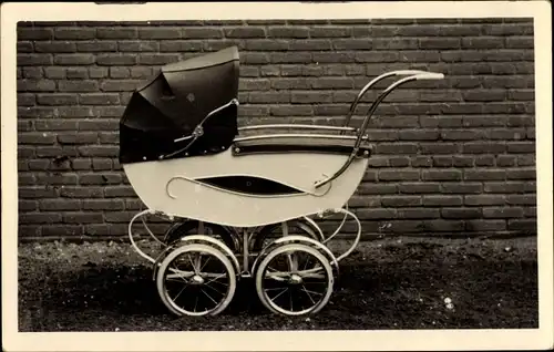 Foto Ak Kinderwagen vor einer Backsteinmauer