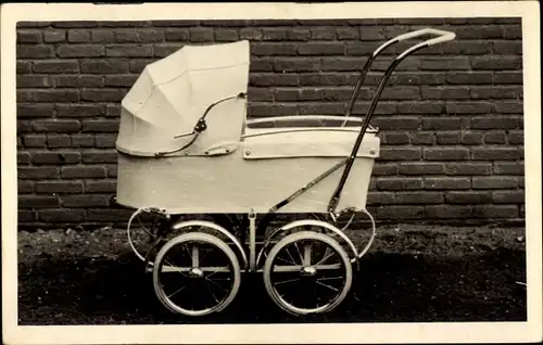 Foto Ak Kinderwagen vor einer Backsteinmauer