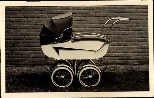 Foto Ak Kinderwagen vor einer Backsteinmauer