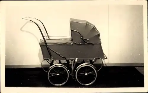 Foto Ak Kinderwagen mit geschlossenem Verdeck
