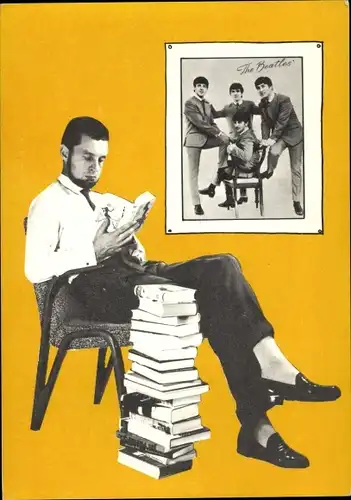 Ak Musikgruppe The Beatles, Mann mit Büchern