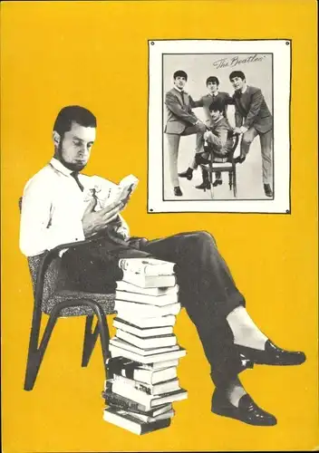 Ak Musikgruppe The Beatles, Mann mit Büchern