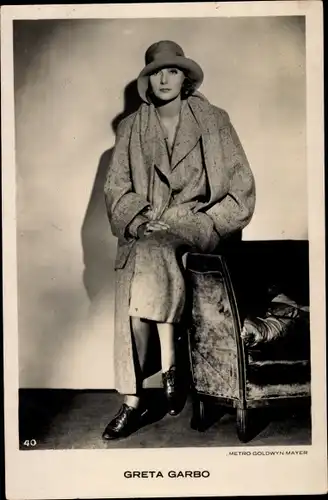 Ak Schauspielerin Greta Garbo, Portrait, Mantel, Hut