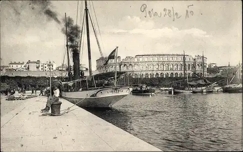 Ak Pola Pula Kroatien, Dampfer Liburnia im Hafen, Molo Elisabeth und Arena