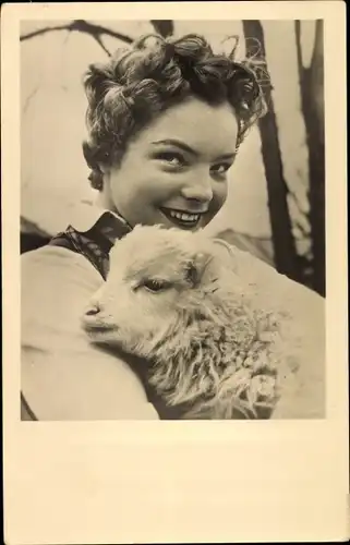 Ak Schauspielerin Romy Schneider, Portrait mit Lamm