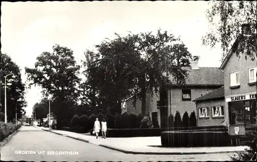 Ak Bergentheim Overijssel Niederlande, Straßenpartie, Passanten, Slagerij